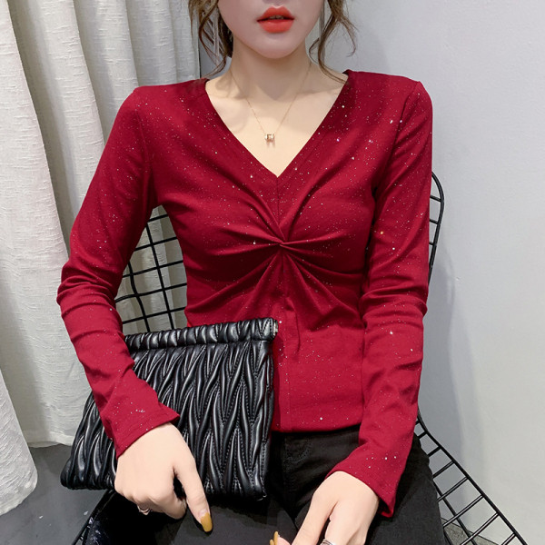 Laisvalaikio moteriškos palaidinės modelis su špico iškirpte