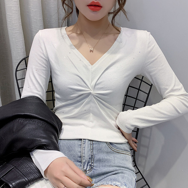 Laisvalaikio moteriškos palaidinės modelis su špico iškirpte