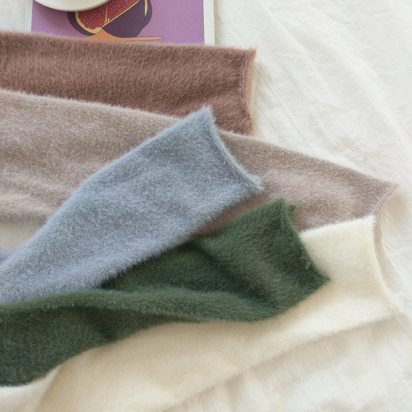 Női pulóver magas gallérral