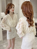 Дамска актуална риза с шпиц деколте широк модел