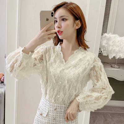 Дамска актуална риза с шпиц деколте широк модел