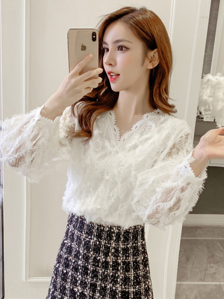 Дамска актуална риза с шпиц деколте широк модел