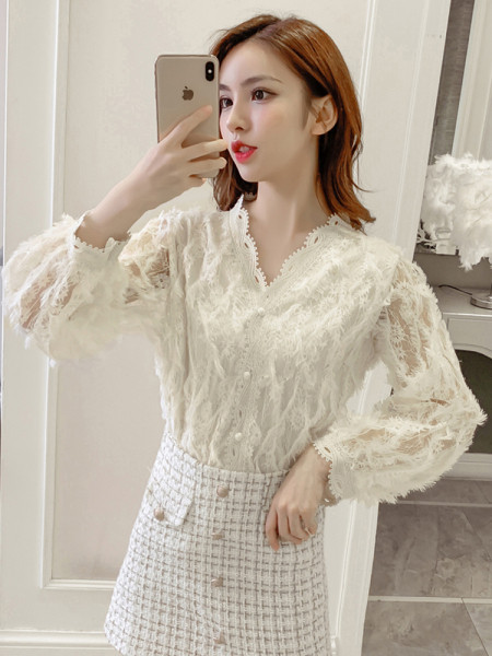 Дамска актуална риза с шпиц деколте широк модел