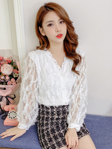 Дамска актуална риза с шпиц деколте широк модел