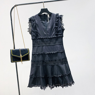 Kaasaegne naiste kleit spits-kaelusega - väljalõikega mudel