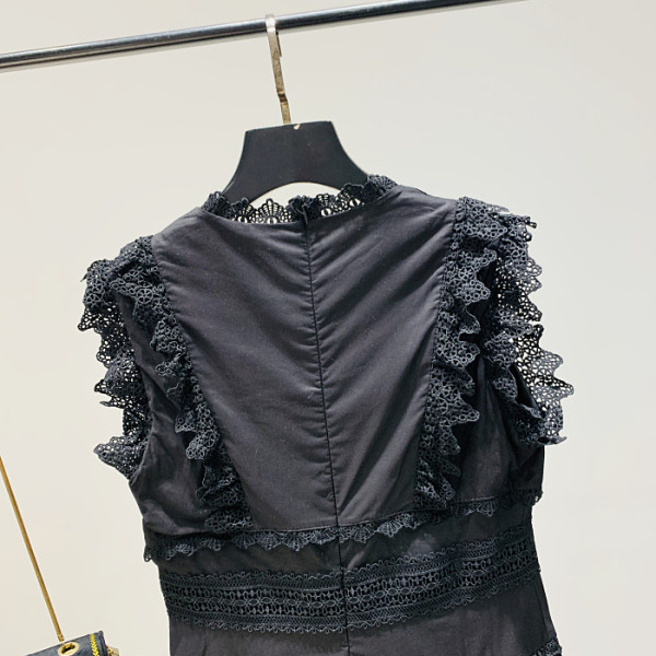 Kaasaegne naiste kleit spits-kaelusega - väljalõikega mudel