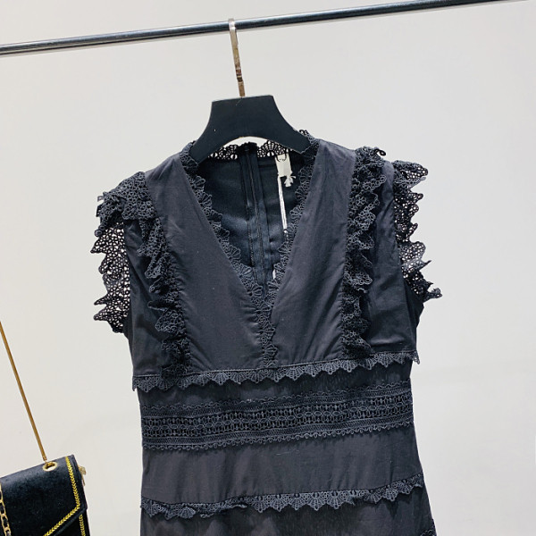 Kaasaegne naiste kleit spits-kaelusega - väljalõikega mudel