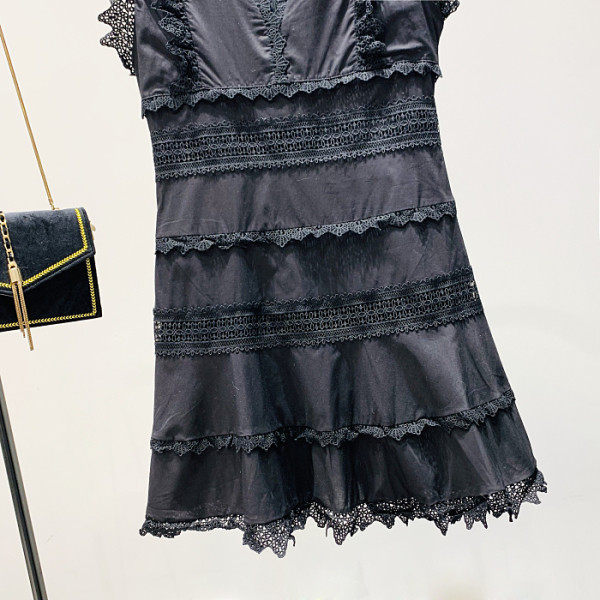 Kaasaegne naiste kleit spits-kaelusega - väljalõikega mudel