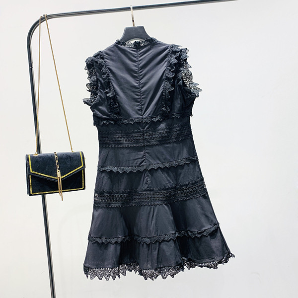 Kaasaegne naiste kleit spits-kaelusega - väljalõikega mudel