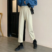 Paprasti moteriški ilgi platūs džinsai aukštu juosmeniu ir kišenėmis