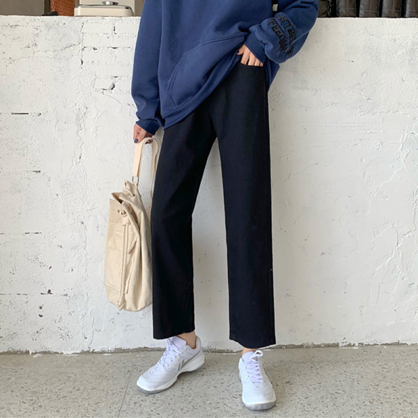 Paprasti moteriški ilgi platūs džinsai aukštu juosmeniu ir kišenėmis