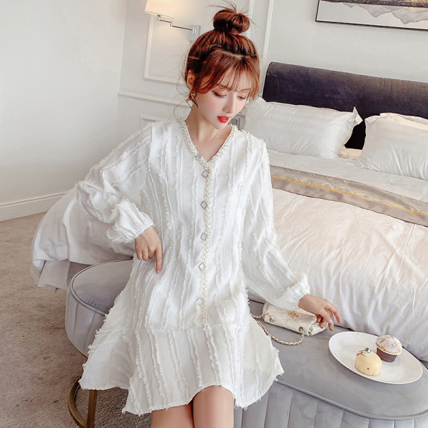 Laisvalaikio moteriška suknelė V formos iškirpte ir ilgomis rankovėmis