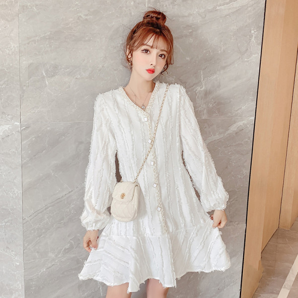 Laisvalaikio moteriška suknelė V formos iškirpte ir ilgomis rankovėmis