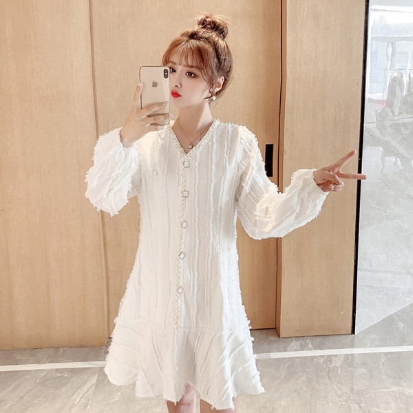 Laisvalaikio moteriška suknelė V formos iškirpte ir ilgomis rankovėmis