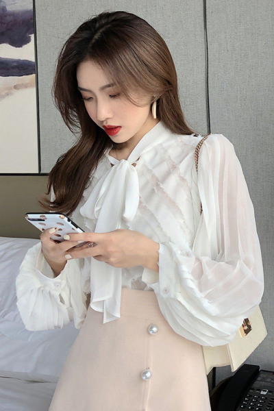 Дамска актуална риза в бял цвят широк модел