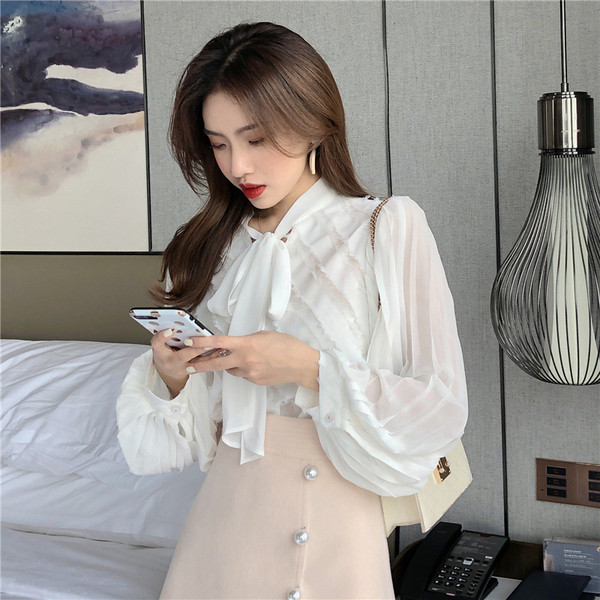 Дамска актуална риза в бял цвят широк модел