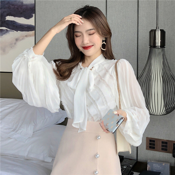 Дамска актуална риза в бял цвят широк модел