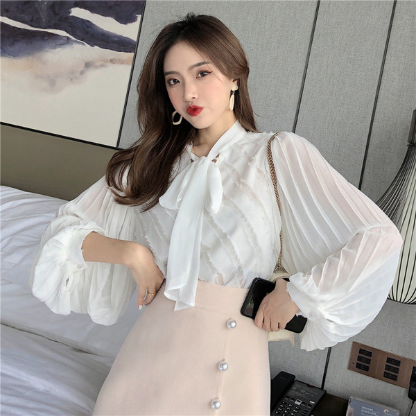 Дамска актуална риза в бял цвят широк модел