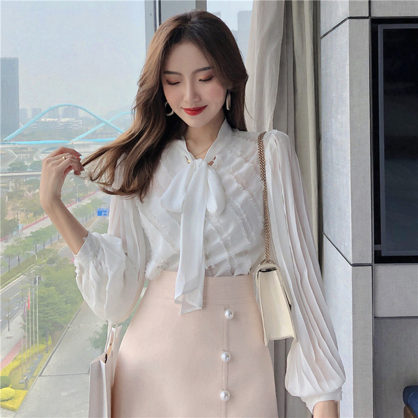 Дамска актуална риза в бял цвят широк модел