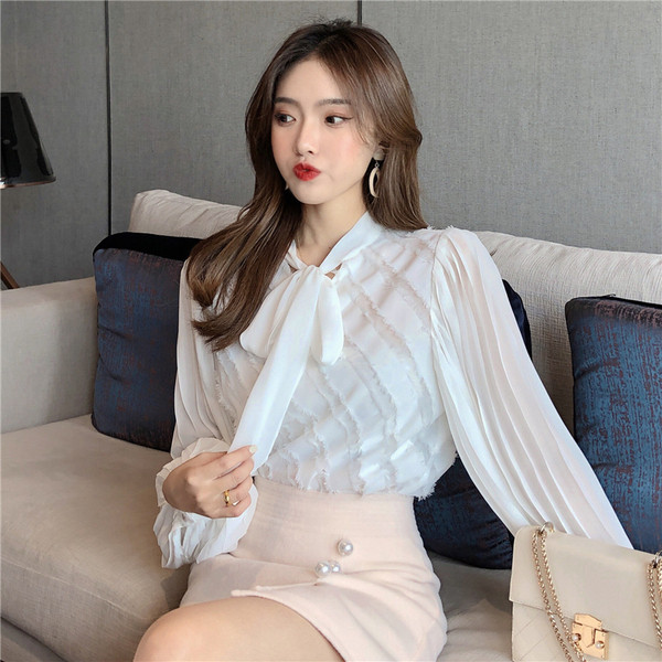 Дамска актуална риза в бял цвят широк модел