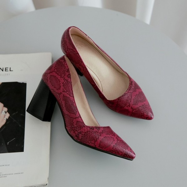 Дамски ежедневни обувки заострен модел с нисък дебел ток