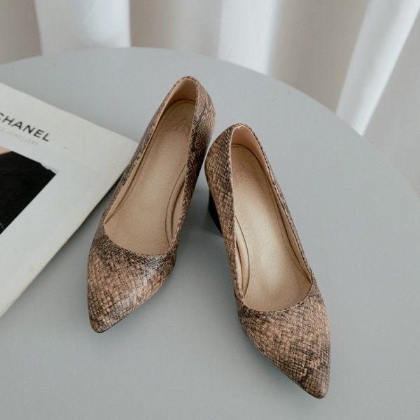 Дамски ежедневни обувки заострен модел с нисък дебел ток