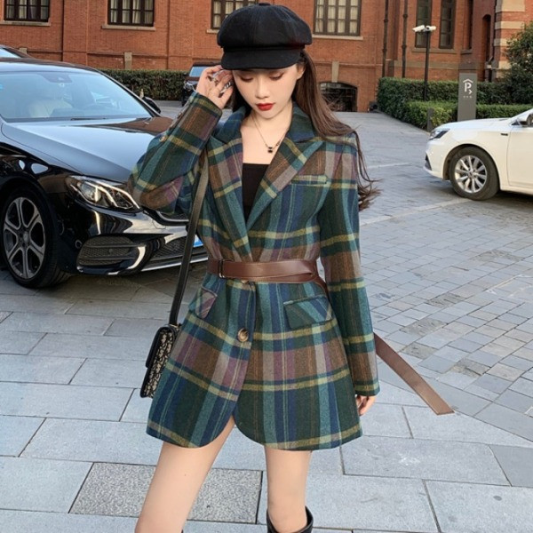 Stilīga sieviešu jaka ar ādas jostiņu un pogām