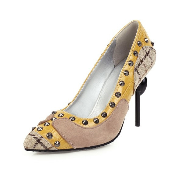 Női hegyes cipő fém szegecsekkel és magassarkúval