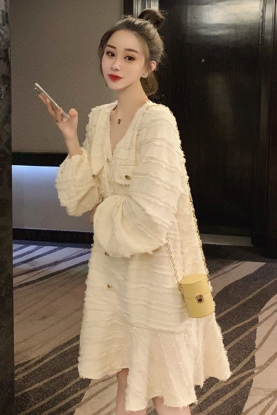 Retro női ruha spitz nyakkivágással és gombokkal