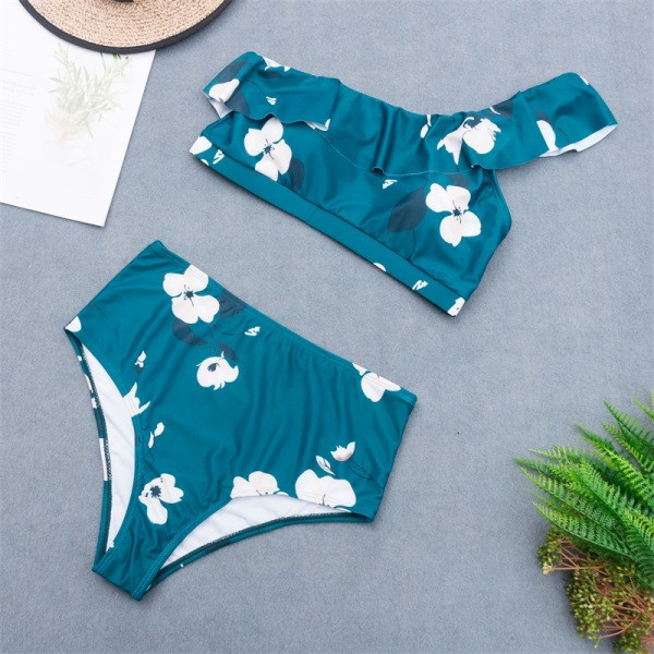 Dviejų dalių maudymosi kostiumėlis su viršutine dalimi su vienu dirželiu ir garbanomis