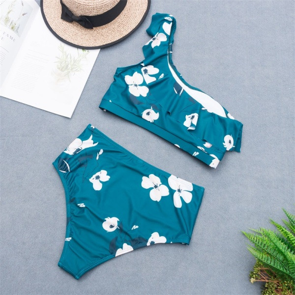 Dviejų dalių maudymosi kostiumėlis su viršutine dalimi su vienu dirželiu ir garbanomis