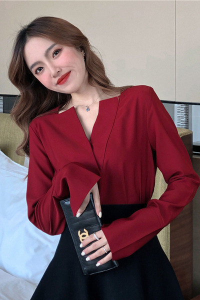 Sieviešu moderna blūze ar špica kakla izgriezumu sarkanā krāsā