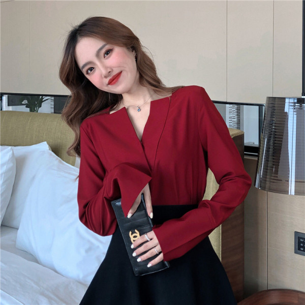 Sieviešu moderna blūze ar špica kakla izgriezumu sarkanā krāsā