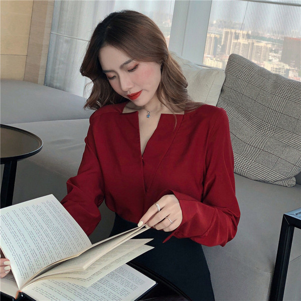 Sieviešu moderna blūze ar špica kakla izgriezumu sarkanā krāsā