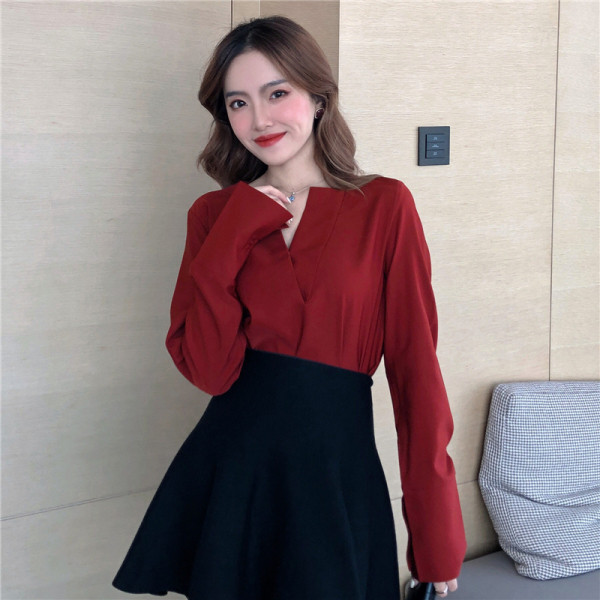 Sieviešu moderna blūze ar špica kakla izgriezumu sarkanā krāsā