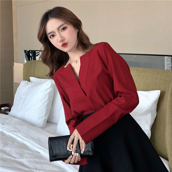 Sieviešu moderna blūze ar špica kakla izgriezumu sarkanā krāsā