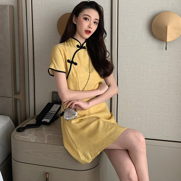 Ежедневна дамска рокля с къс ръкав и полувисока яка 