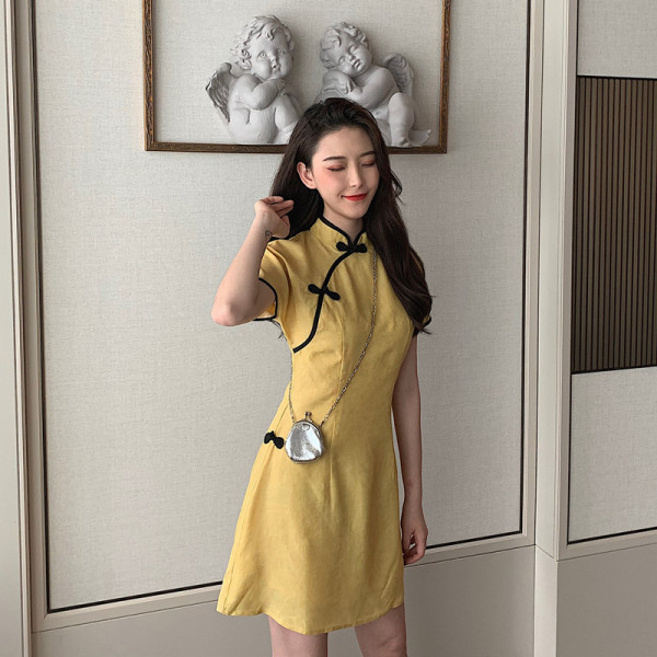 Ежедневна дамска рокля с къс ръкав и полувисока яка 