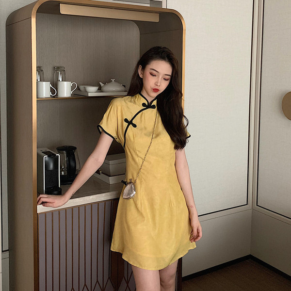 Ежедневна дамска рокля с къс ръкав и полувисока яка 