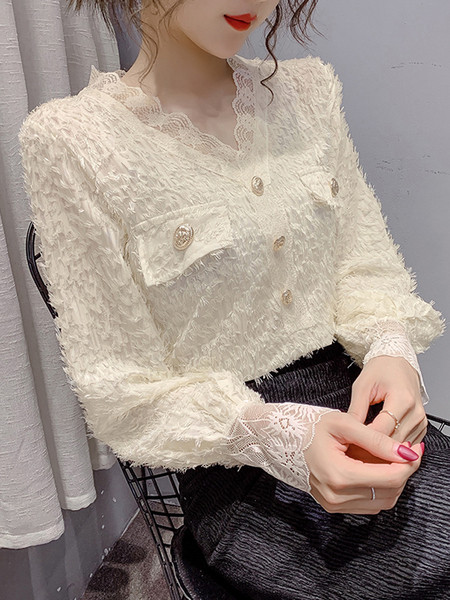 Modern női blúz gombokkal és csipkével