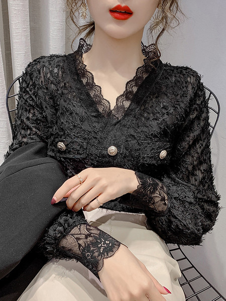 Modern női blúz gombokkal és csipkével