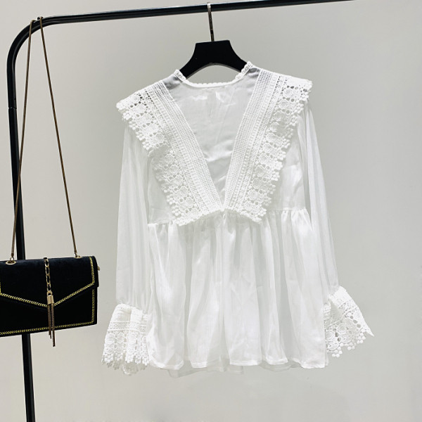 Moderns sieviešu krekls ar lotosa piedurknēm un ovālu kakla izgriezumu