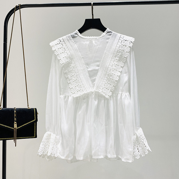 Moderns sieviešu krekls ar lotosa piedurknēm un ovālu kakla izgriezumu