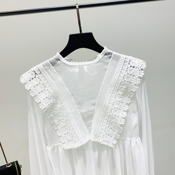 Moderns sieviešu krekls ar lotosa piedurknēm un ovālu kakla izgriezumu