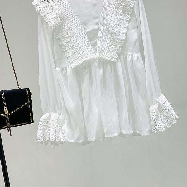 Moderns sieviešu krekls ar lotosa piedurknēm un ovālu kakla izgriezumu