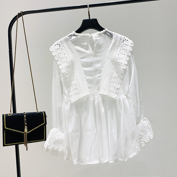 Moderns sieviešu krekls ar lotosa piedurknēm un ovālu kakla izgriezumu