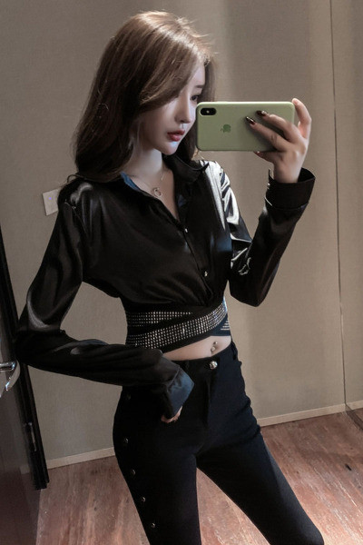 Moteriška aktuali trumpa palaidinė ilgomis rankovėmis ir dekoratyviniais akmenėliais