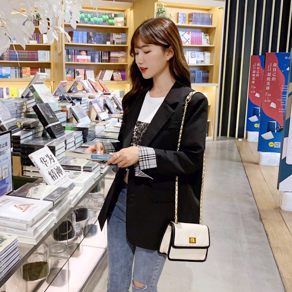 Stilīga sieviešu jaka ar V veida kakla izgriezumu un pogām