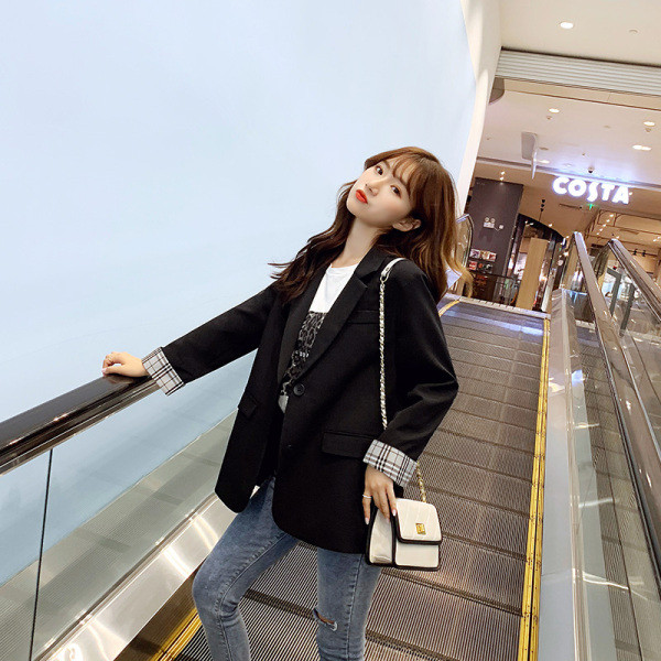 Stilīga sieviešu jaka ar V veida kakla izgriezumu un pogām