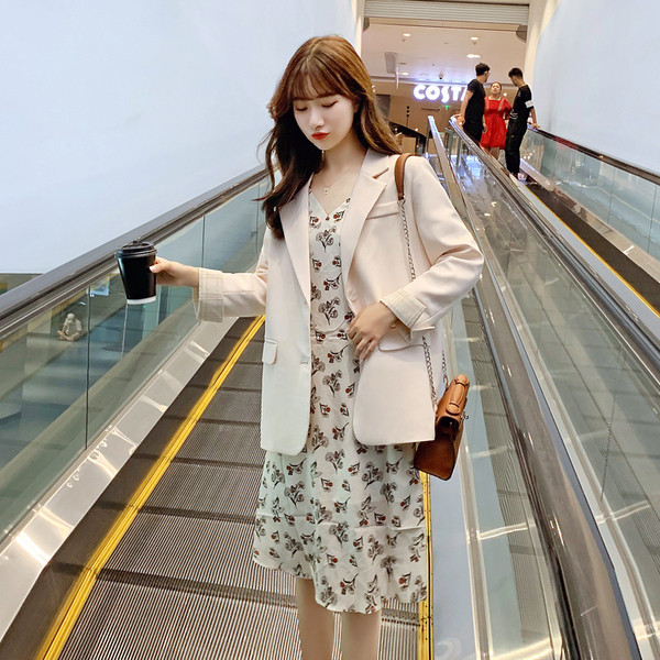 Stilīga sieviešu jaka ar V veida kakla izgriezumu un pogām